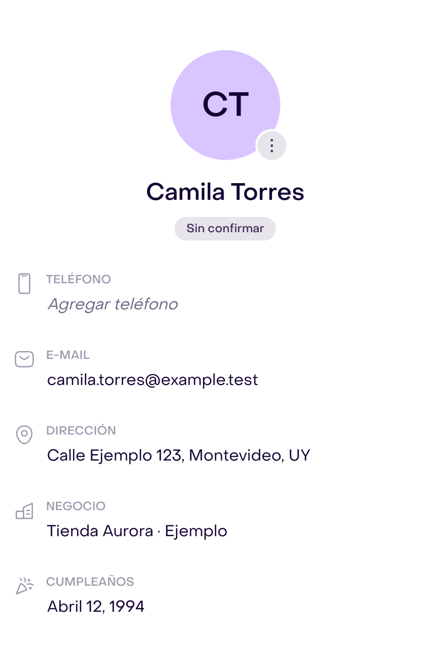 Perfil ficticio de Camila Torres sin confirmar, con email de ejemplo, dirección, negocio y cumpleaños completos; el teléfono está vacío.